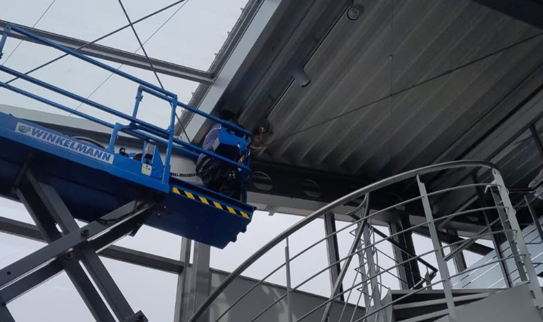 Arbeiten mit einer Hebebühne unter einer Hallendecke