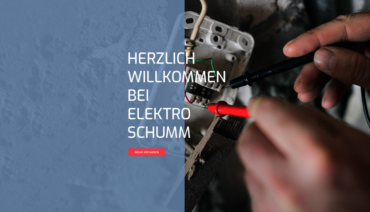 Elektroinstallateur bei der Arbeit an einer elektrischen Leitung