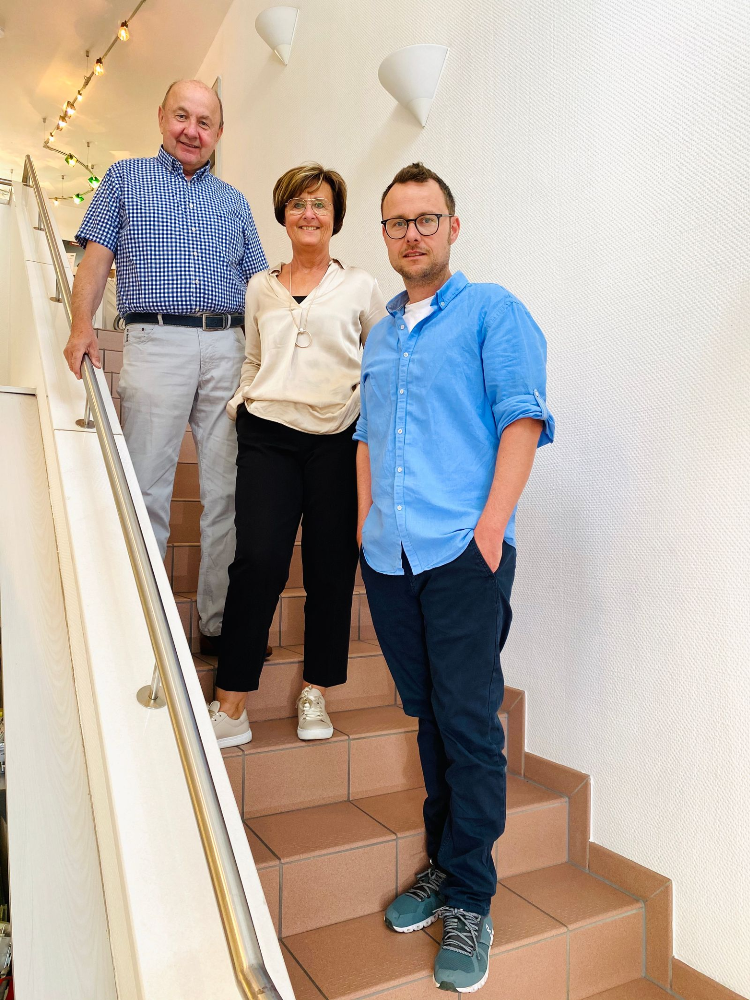 Drei Generationen der Familie Schumm im Treppenhaus des Betriebs