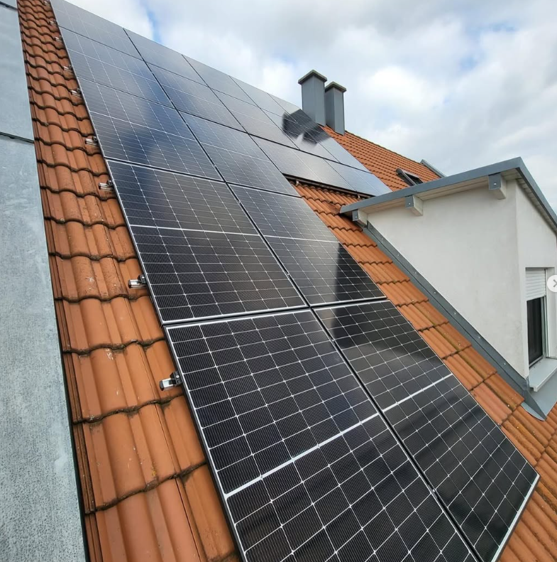 Photovoltaikmodule auf einem Ziegeldach