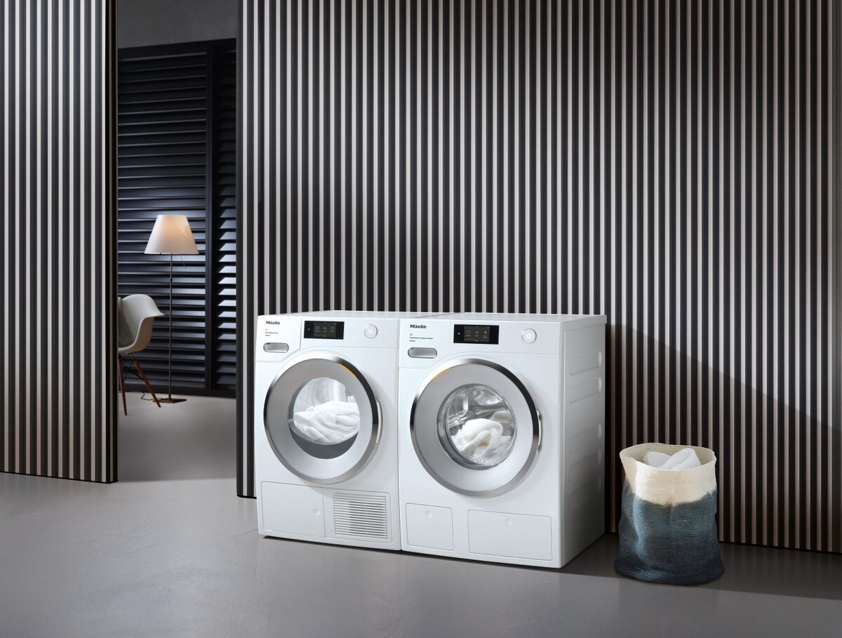 Waschmaschine und Trockner in einer modern gestalteten Waschküche